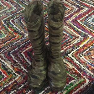 Stuart Weitzman Camo Rainboots Size L ☔️